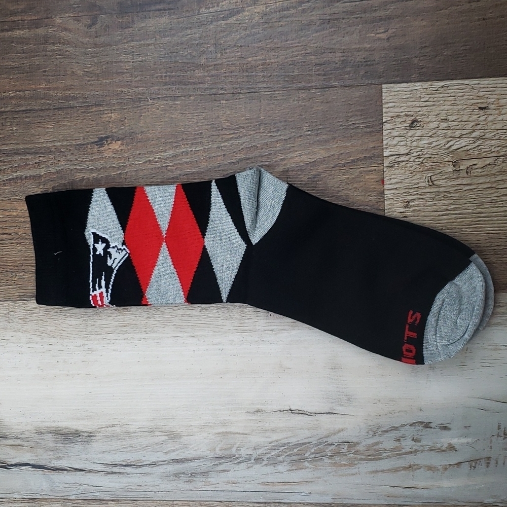 NWT NFL Patriots Black/Gray/Red Crew Socks